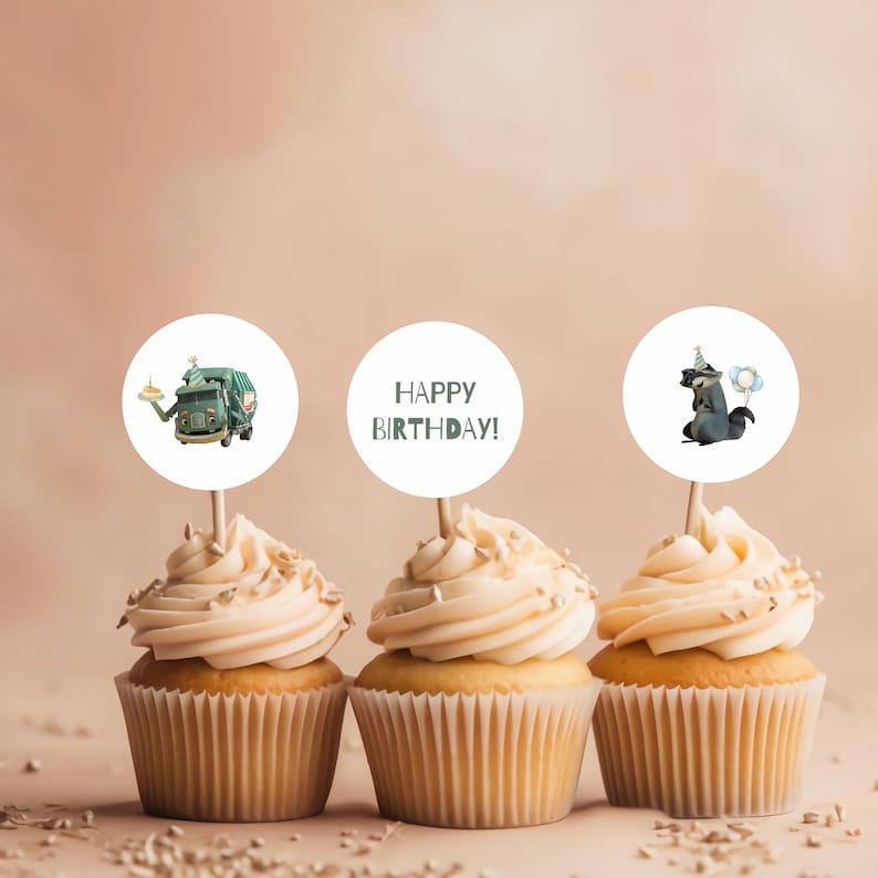 K&ouml;nnte beinhalten: Drei Cupcakes mit gr&uuml;nen und wei&szlig;en Toppern. Die Topper zeigen einen gr&uuml;nen M&uuml;llwagen, die Worte "Happy Birthday!" und einen Waschb&auml;ren mit einer Partym&uuml;tze.