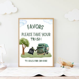K&ouml;nnte beinhalten: Ein gerahmter Druck mit einer skurrilen Illustration. Der Text lautet "Favors, Please Take Your Trash, Thanks for Coming!" Ein gr&uuml;ner M&uuml;llwagen h&auml;lt einen schwarzen M&uuml;llsack. Ein Baum und Wolken sind ebenfalls dargestellt.