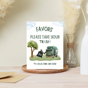 K&ouml;nnte beinhalten: Ein Party-Gef&auml;lligkeitsschild mit einer Cartoon-Illustration eines gr&uuml;nen M&uuml;llwagens, eines Baumes und eines schwarzen M&uuml;llsacks. Auf dem Schild steht "FAVORS PLEASE TAKE YOUR TRASH THANKS FOR COMING!" in gr&uuml;nem Text auf wei&szlig;em Hintergrund.