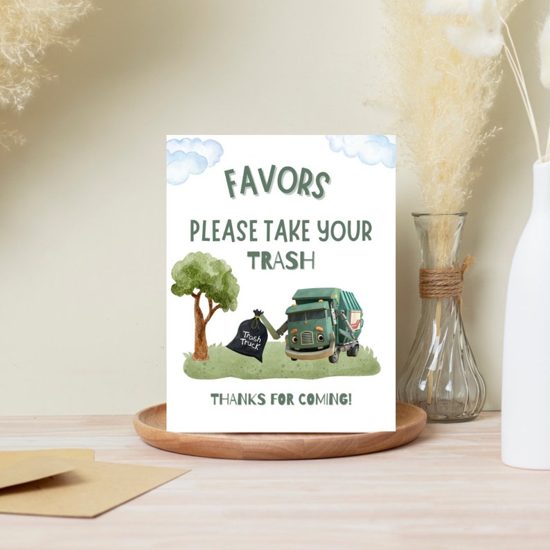 K&ouml;nnte beinhalten: Ein Party-Gef&auml;lligkeitsschild mit einer Cartoon-Illustration eines gr&uuml;nen M&uuml;llwagens, eines Baumes und eines schwarzen M&uuml;llsacks. Auf dem Schild steht "FAVORS PLEASE TAKE YOUR TRASH THANKS FOR COMING!" in gr&uuml;nem Text auf wei&szlig;em Hintergrund.