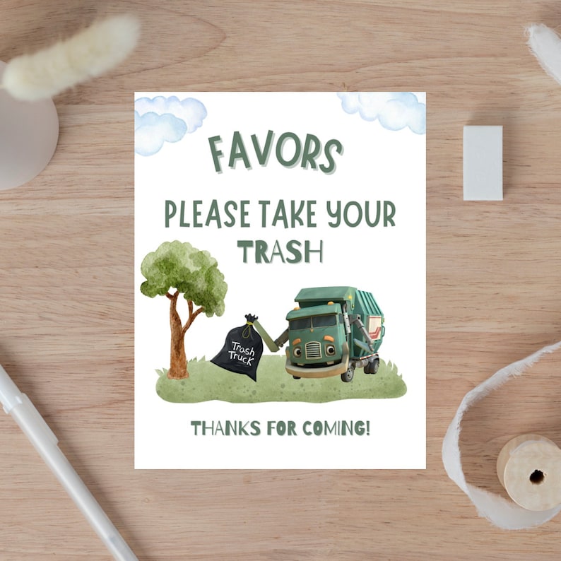 K&ouml;nnte beinhalten: Ein wei&szlig;es Schild mit den Worten "FAVORS PLEASE TAKE YOUR TRASH THANKS FOR COMING!" in Gr&uuml;n. Das Schild zeigt einen Cartoon-M&uuml;llwagen, einen Baum und einen schwarzen M&uuml;llsack. Blaue Aquarellwolken befinden sich oben.