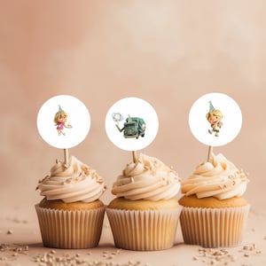 K&ouml;nnte beinhalten: Drei Cupcakes mit wei&szlig;em Frosting und bunten Streuseln. Jeder Cupcake hat einen runden, wei&szlig;en Papiertopper mit einer Comicfigur darauf. Die Figuren sind ein M&auml;dchen mit einer Geburtstags-M&uuml;tze und einem Kuchen, ein gr&uuml;ner M&uuml;llwagen mit einem Ballon und ein Junge mit einer Geburtstags-M&uuml;tze.