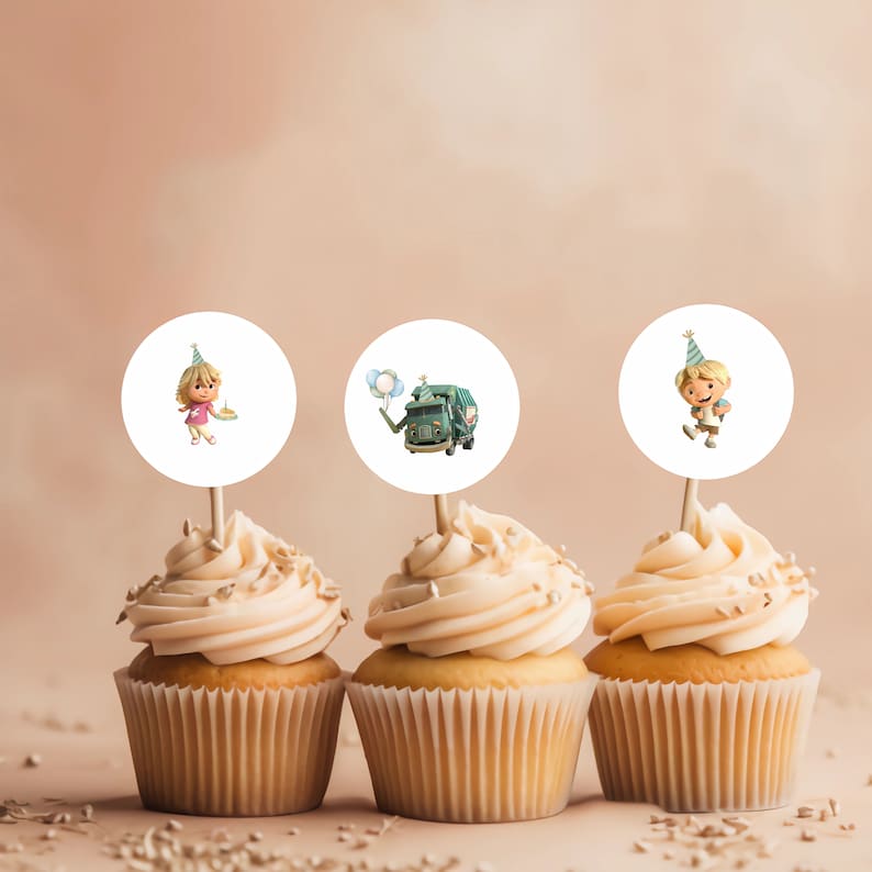 K&ouml;nnte beinhalten: Drei Cupcakes mit wei&szlig;em Frosting und bunten Streuseln. Jeder Cupcake hat einen runden, wei&szlig;en Papiertopper mit einer Comicfigur darauf. Die Figuren sind ein M&auml;dchen mit einer Geburtstags-M&uuml;tze und einem Kuchen, ein gr&uuml;ner M&uuml;llwagen mit einem Ballon und ein Junge mit einer Geburtstags-M&uuml;tze.