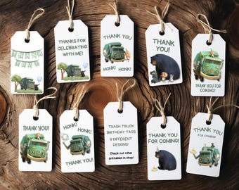 Peut inclure: Neuf étiquettes cadeaux rectangulaires blanches avec des boucles en ficelle de jute, illustrées de camions poubelles verts, d'ours et de thèmes de fête. Le texte inclut 'THANK YOU', 'HONK! HONK!', 'THANKS FOR CELEBRATING WITH ME!' et 'TRASH TRUCK BIRTHDAY TAGS'.