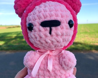 süßer gehäkelter Erdbär, rosa Erdbeeren-Bär, Kuscheltier, Plüschtier, Teddy, handegmacht