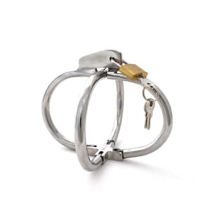 Op de afbeelding: Zilveren metalen handboeien met een messing slot en sleutel. De handboeien zijn gesloten en vergrendeld.