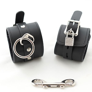 Esposas de cuero con candados y forro de piel sintética opcional para esposas acolchadas, muñecas o tobillos para juegos de bondage y BDSM.
