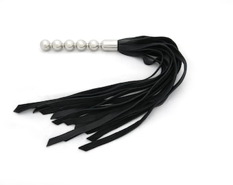 Flogger de cuero de búfalo: mango de acero inoxidable, diseño acanalado