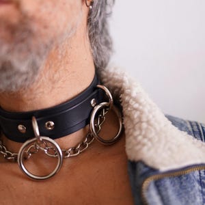 Läderhalsband med kedja och 3 kraftiga ringar och låsspänne