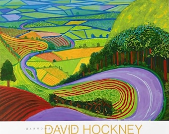 Puede incluir: Pintura de paisaje colorida de David Hockney, que representa un camino púrpura sinuoso a través de campos verdes, amarillos y rojos. La obra de arte, titulada "Garrowby Hill", es del Museo de Bellas Artes de Boston.