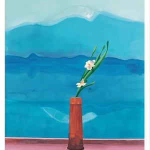 Op de afbeelding: Poster met een schilderij van David Hockney. Een oranje vaas bevat een groene stengel met witte bloemen tegen een achtergrond van blauw water en bergen. Het MET-logo en de naam van de kunstenaar staan onderaan.