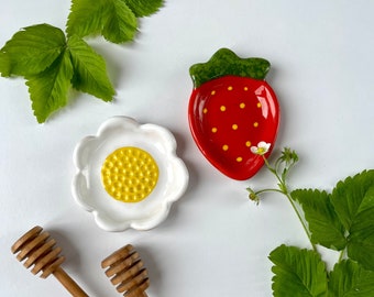 Set of Strawberry & Daisy Spoon Rest, Handmade Ceramic Tea Spoon Holder, Tea Bag Rest, Tea Time Gift for Kitchen, Cute Gift for Tea Lover