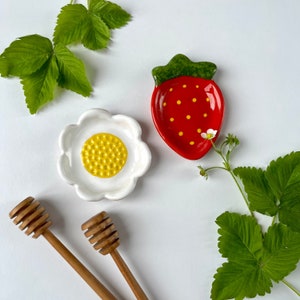 Set of Strawberry & Daisy Spoon Rest, Handmade Ceramic Tea Spoon Holder, Tea Bag Rest, Tea Time Gift for Kitchen, Cute Gift for Tea Lover