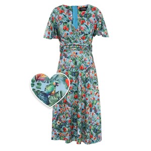 Peut inclure: Une robe midi bleue à imprimé tropical avec des perroquets, des fleurs et des feuilles. La robe a un col en V, des manches courtes et une taille froncée.