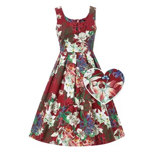 Peut inclure: Une robe rouge sans manches avec un imprimé floral. La robe a un corsage ajusté et une jupe ample.