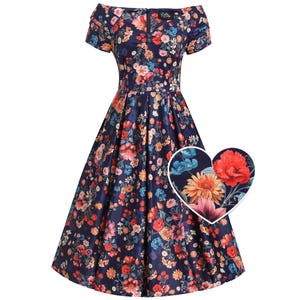 Peut inclure: Une robe bleu marine à épaules dénudées ornée d'un motif floral vibrant aux tons de rouge, rose, orange et bleu. La robe présente un corsage ajusté et une jupe évasée, créant une silhouette classique. Un détail en forme de cœur met en valeur le motif floral.