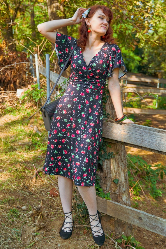 Donna Crossover Bust Black Strawberry Dress - Etsy Donna Crossover Bust Black Strawberry Dress - Etsy