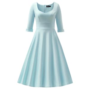 Peut inclure: Une robe bleu clair dotée d'une encolure dégagée, de manches trois-quarts avec de petits poignets boutonnés, et d'un corsage ajusté se prolongeant par une jupe évasée arrivant au genou. Le vêtement comprend une fermeture éclair au dos.
