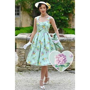 Peut inclure: Une robe à imprimé floral vert menthe avec une veste assortie et des gants blancs. La robe a une jupe plissée et une encolure carrée. Un chapeau blanc avec une fleur jaune et des talons blancs complètent la tenue. Une image en forme de cœur d'une fleur violette est également présente.