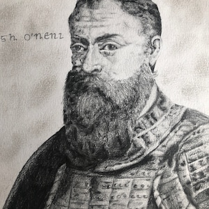 Pode incluir: Um desenho a lápis preto e branco de um homem com barba. O homem está vestindo uma camisa estampada e o nome "Hugh O'Neill" está escrito acima dele.