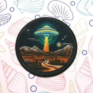 UFO Patch/Flying Saucer Patch/Iron-on Applique for Jackets & Clothing/Backpacks/Area-51 Badge/Alien/Spaceship/Retro Sci-fi Patch/Beam Me Up