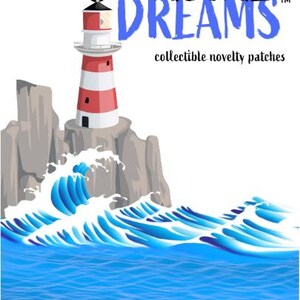 Peut inclure: Illustration d'un phare &agrave; rayures rouges et blanches, sur un rocher, avec des vagues oc&eacute;aniques au premier plan. Le texte "COASTAL DREAMS" est au-dessus, et "collectible novelty patches" en dessous.