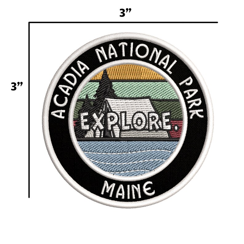 Może przedstawiać: Okrągła naszywka haftowana o średnicy 7,6 cm z białym obramowaniem, czarnym tłem i białym tekstem, kt&oacute;ry brzmi "Acadia National Park, Maine". Środek naszywki przedstawia retro scenę zachodu słońca z namiotem i słowem "Explore" w białym k&oacute;łku.