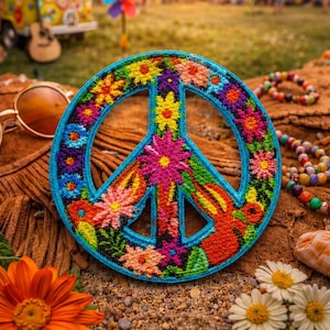Puede incluir: Un parche bordado con el símbolo de la paz, con un contorno azul y lleno de flores vibrantes. El parche está sobre un fondo de una escena de festival con una furgoneta vintage y una tienda de campaña colorida.