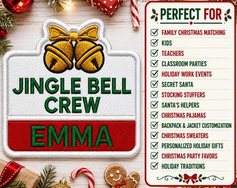 Może przedstawiać: Prostokątna haftowana naszywka z dwoma złotymi dzwoneczkami z kokardą, zielonym napisem JINGLE BELL CREW oraz imieniem EMMA w kolorze zielonym na czerwonym tle. Obok znajduje się biała tabliczka z listą zastosowań naszywki.