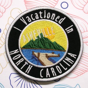 Mountain Lake Dock Scene Patch - Ich Urlaub in North Carolina, Aufnäher zum Aufbügeln / Aufnähen bestickte Applikation für Jacke, Tasche, Rucksack, Outdoor Ausrüstung