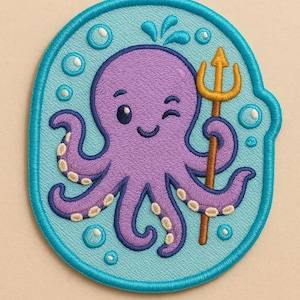 Może przedstawiać: Haftowana naszywka przedstawiająca fioletową ośmiornicę mrugającą i trzymającą złoty trójząb. Ośmiornica umieszczona jest na jasnoniebieskim tle z bąbelkami i rozpryskami wody, obramowana turkusową obwódką. Fantazyjny, morski design.