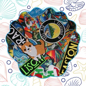 K&ouml;nnte beinhalten: Eine farbenfrohe Patch-Collage mit einem Cartoon-Corgi, Patches zum Thema Reisen und den Texten "Lissabon", "New York" und "Easton". Die Patches sind in einer kreisf&ouml;rmigen Form mit einem wellenf&ouml;rmigen blauen Rand angeordnet, vor einem wei&szlig;en Hintergrund mit Muschel- und Seestern-Illustrationen.