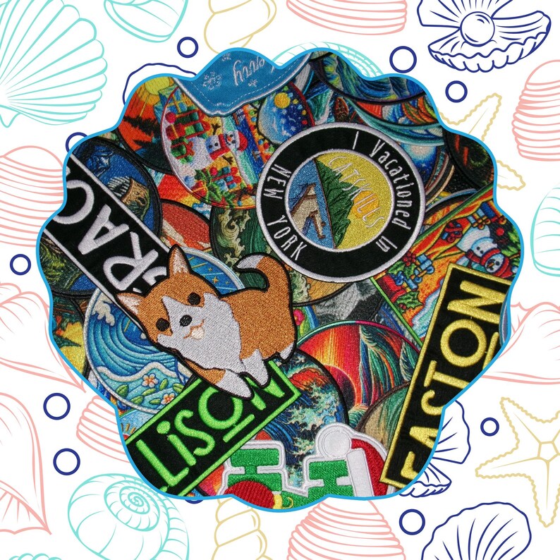 K&ouml;nnte beinhalten: Eine farbenfrohe Patch-Collage mit einem Cartoon-Corgi, Patches zum Thema Reisen und den Texten "Lissabon", "New York" und "Easton". Die Patches sind in einer kreisf&ouml;rmigen Form mit einem wellenf&ouml;rmigen blauen Rand angeordnet, vor einem wei&szlig;en Hintergrund mit Muschel- und Seestern-Illustrationen.