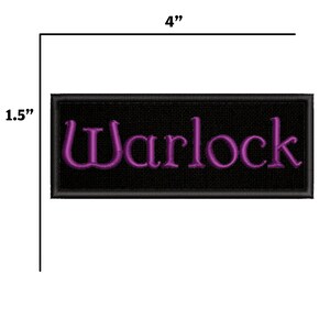 K&ouml;nnte beinhalten: Ein rechteckiger, schwarz bestickter Aufn&auml;her mit dem Wort Warlock in violettem Garn. Der Aufn&auml;her misst 10,16 cm in der Breite und 3,81 cm in der H&ouml;he und hat einen schwarzen gestickten Rand um den violetten Text auf schwarzem Stoff.