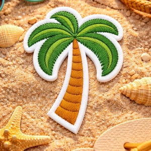 Puede incluir: Parche bordado de palmera con hojas verdes y tronco marrón, contorneado en blanco. El parche está sobre una superficie arenosa con conchas, una estrella de mar, gafas de sol y chanclas, evocando un tema de playa.