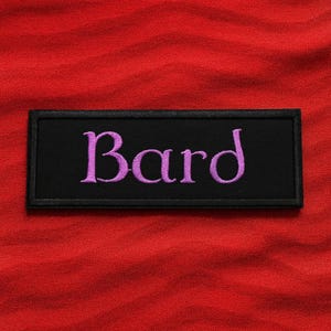 Patch de Bardo/Patch de Aplicação de Termocolante/Patch de Classe de Personagem/Jogos de Mesa D&D/Aplique Bordado para Costurar/Mestre dos Calabouços/Dados de Mestre/Presente de Dragões e Fantasia Purple Text