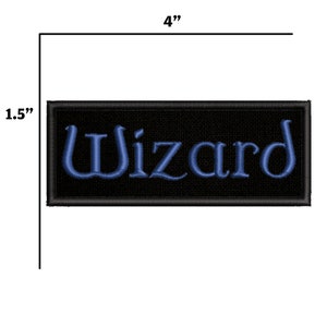Peut inclure: Un patch brod&eacute; noir avec un texte bleu "Wizard". Le patch mesure 10 cm de large et 3,8 cm de haut.