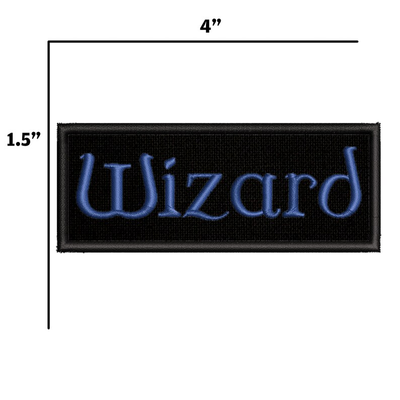 Peut inclure: Un patch brod&eacute; noir avec un texte bleu "Wizard". Le patch mesure 10 cm de large et 3,8 cm de haut.