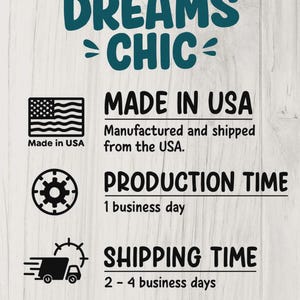 K&ouml;nnte beinhalten: Ein wei&szlig;es Schild mit dunkelblaugr&uuml;nem Text, der COASTAL DREAMS CHIC liest. Es enth&auml;lt schwarze Symbole und Text: eine USA-Flagge mit MADE IN USA, ein Zahnradsymbol f&uuml;r PRODUCTION TIME von 1 Werktag und ein LKW-Symbol f&uuml;r SHIPPING TIME von 2-4 Werktagen.