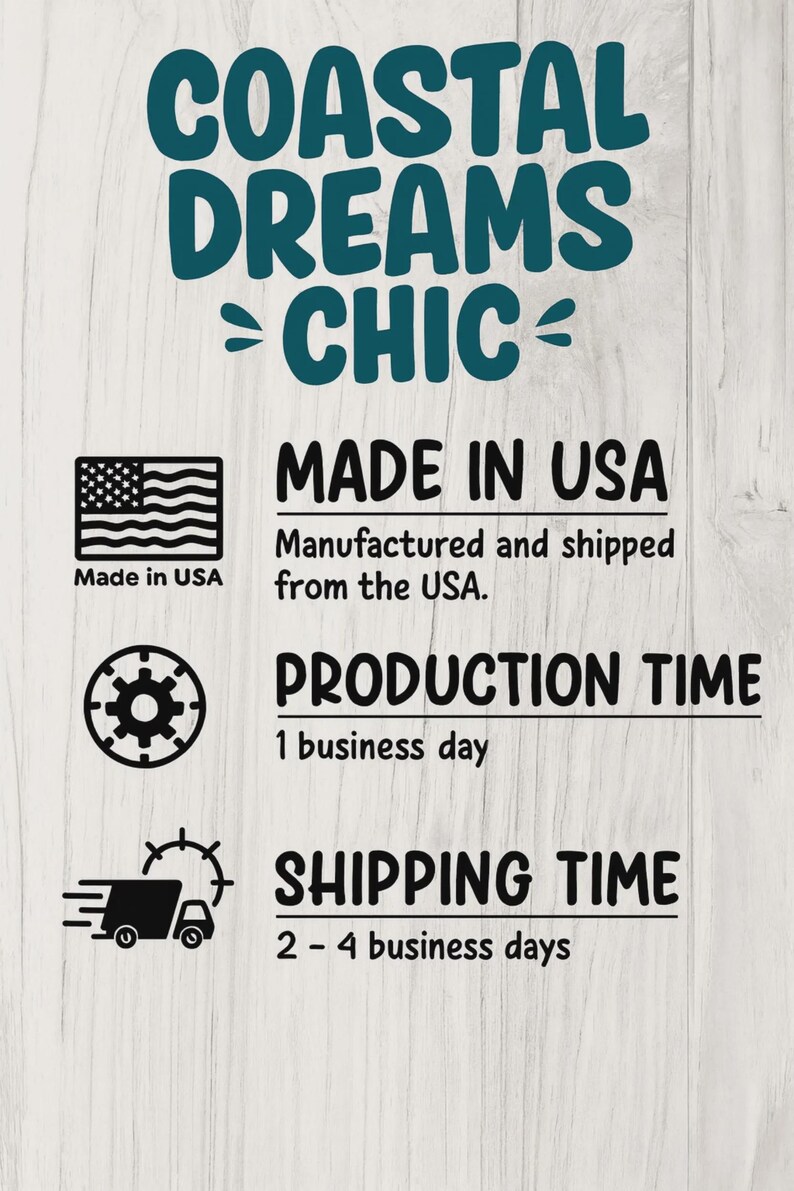 K&ouml;nnte beinhalten: Ein wei&szlig;es Schild mit dunkelblaugr&uuml;nem Text, der COASTAL DREAMS CHIC liest. Es enth&auml;lt schwarze Symbole und Text: eine USA-Flagge mit MADE IN USA, ein Zahnradsymbol f&uuml;r PRODUCTION TIME von 1 Werktag und ein LKW-Symbol f&uuml;r SHIPPING TIME von 2-4 Werktagen.
