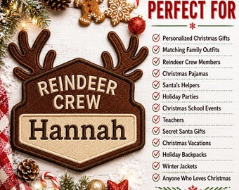Może przedstawiać: Brązowa haftowana naszywka w kształcie głowy renifera z porożem, zawierająca napis REINDEER CREW oraz imię Hannah. Po prawej stronie znajduje się lista zastosowań pod nagłówkiem PERFECT FOR, obejmująca spersonalizowane prezenty świąteczne.