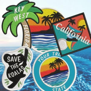Peut inclure: &Eacute;cussons brod&eacute;s avec des th&egrave;mes de voyage. Les motifs comprennent un palmier avec "Key West Florida", une sc&egrave;ne de coucher de soleil, un koala avec "Save the Koalas", un &eacute;cusson de Californie et un &eacute;cusson avec "Your Trip State".