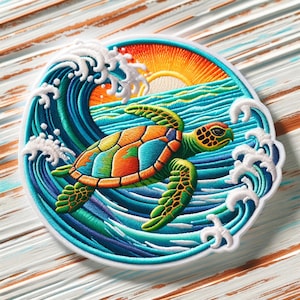 Peut inclure: &Eacute;cusson brod&eacute; repr&eacute;sentant une tortue de mer nageant dans les vagues de l'oc&eacute;an. La tortue a une carapace color&eacute;e avec des nuances de bleu, de vert et d'orange. Les vagues sont blanches et bleues, avec un coucher de soleil en arri&egrave;re-plan. Le patch est circulaire.