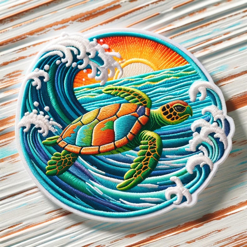 Peut inclure: &Eacute;cusson brod&eacute; repr&eacute;sentant une tortue de mer nageant dans les vagues de l'oc&eacute;an. La tortue a une carapace color&eacute;e avec des nuances de bleu, de vert et d'orange. Les vagues sont blanches et bleues, avec un coucher de soleil en arri&egrave;re-plan. Le patch est circulaire.