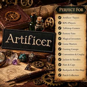 Puede incluir: Un parche rectangular negro bordado con la palabra Artificer en hilo dorado. Al lado, una lista estilo pergamino titulada PERFECT FOR incluye marcas de verificación junto a elementos como Artificer Players, RPG Players y Tabletop Gamers.
