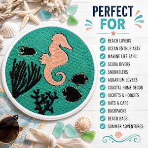 Può includere: Una toppa ricamata circolare con un cavalluccio marino color pesca, sagome di corallo nero e pesci neri su sfondo verde acqua. Il testo recita: PERFECT FOR BEACH LOVERS, OCEAN ENTHUSIASTS, MARINE LIFE FANS, SCUBA DIVERS, SNORKELERS, AQUARIUM LOVERS, COASTAL HOME DÉCOR, JACKETS & HOODIES, HATS & CAPS, BACKPACKS, BEACH BAGS, SUMMER ADVENTURES.