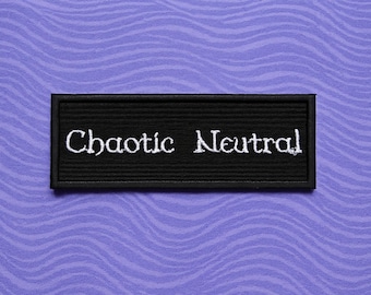 Patch Caótico Neutro/Patch Termocolante/Geeks e Gamers/Jogos de Mesa/Presente Fantástico/Aplique Bordado para Costurar em Roupas, Colete, Jaqueta e Mochila