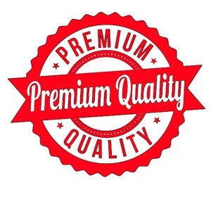 Pode incluir: Um emblema circular vermelho e branco com as palavras "PREMIUM Quality" em uma fonte estilizada. O design apresenta uma borda ondulada e uma faixa em forma de fita. Pequenas estrelas s&atilde;o colocadas ao redor do c&iacute;rculo interno.