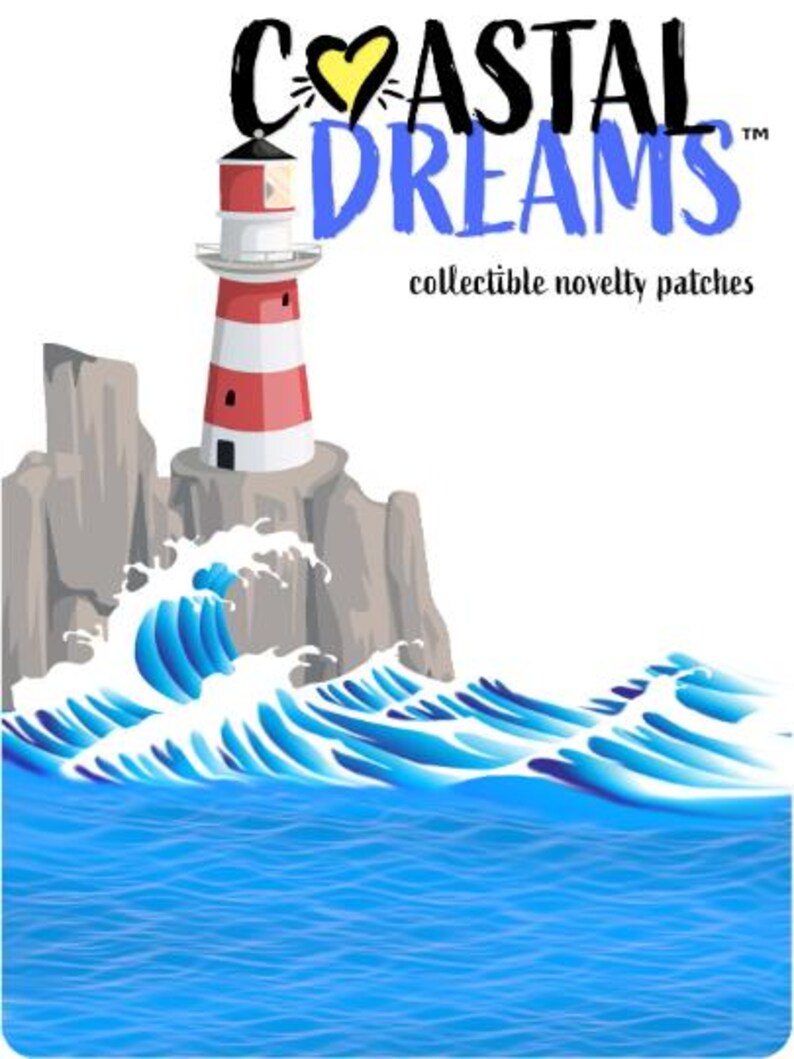 K&ouml;nnte beinhalten: Grafik mit einem rot-wei&szlig; gestreiften Leuchtturm auf einem Felsen, mit Meereswellen im Vordergrund. Der Text "COASTAL DREAMS" steht &uuml;ber dem Leuchtturm, darunter "collectible novelty patches".