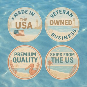 Peut inclure: Quatre autocollants circulaires sur le th&egrave;me de la plage. Les autocollants indiquent "Made in the USA", "Veteran Owned Business", "Premium Quality" et "Ships from the US". Chaque autocollant pr&eacute;sente un phare, une plage et une sc&egrave;ne oc&eacute;anique.